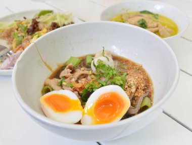 yumurta ile baharatlı Tay erişte portre vurdu