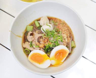 yumurta ile baharatlı Tay erişte portre vurdu