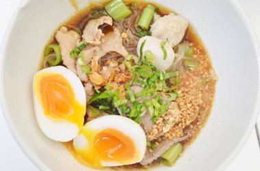 yumurta ile baharatlı Tay erişte portre vurdu