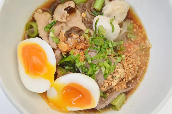 yumurta ile baharatlı Tay erişte portre vurdu