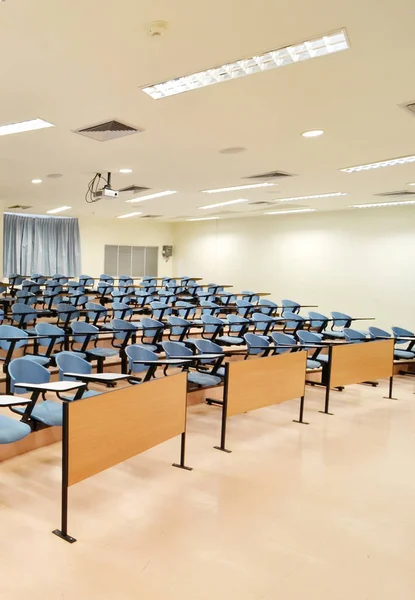 Ett Stora Klassrum Med Massor Blå Stolar — Stockfoto