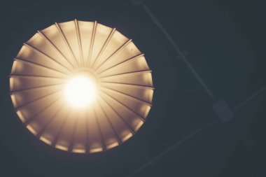 Restoranda klasik lambalar var.