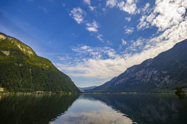 Avusturya Alpleri'nde Hallstatter gölde Hallstatt Köyü