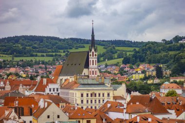 Çek Cumhuriyeti Cesky Krumlov 'daki kilise ve kaleye güzel bir manzara