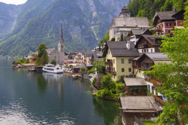 Avusturya'da Hallstatt köyü ve göl panoramik görünümü. Sonbahar sezonu başında Hallstatt köyü.