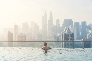 Çatıda yüzme havuzu güzel şehir manzaralı kuala lumpur malezya