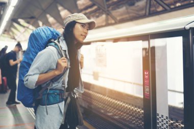 Genç Asyalı kız sırt çantasıyla