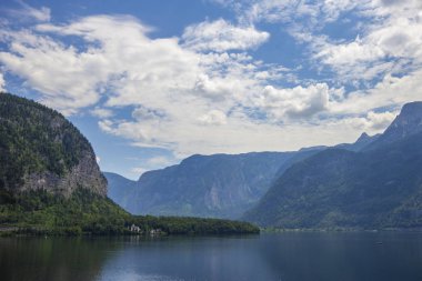 Avusturya'da Hallstatt köyü ve göl panoramik görünümü. Sonbahar sezonu başında Hallstatt köyü.