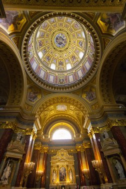 Köln, Almanya - Haziran 2018. Köln Katedrali, etkileyici bir Gotik mimari Katolik kilisesi, Koeln Archibishop koltuk geniş açılı iç görünümü.
