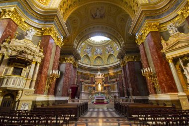 Köln, Almanya - Haziran 2018. Köln Katedrali, etkileyici bir Gotik mimari Katolik kilisesi, Koeln Archibishop koltuk geniş açılı iç görünümü.