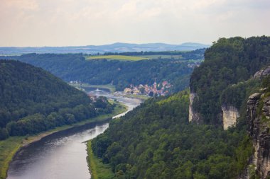 Sakson İsviçre Bastei bakış açısından görünüm, Almanya sabah sis gün doğumunda dağlara, Milli park Sakson İsviçre
