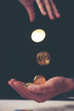 bitcoin ile para kazanmak - İş adamı eliyle bitcoin üretiyor