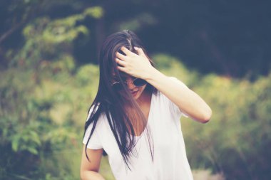 Güneş seçici odak tonda resimle, güneş fişekleri rüzgarlı dağınık saç arkadan aydınlatmalı olan kadın