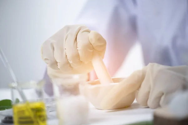 bilim adamı, organik doğal kozmetik ürün laboratuvarda test dermatolog. araştırma ve geliştirme Güzellik Cilt Bakımı kavramı