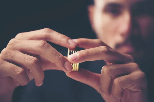 男の手で黄金のビットコイン 新しい仮想通貨のデジタルシンボル — ストック写真