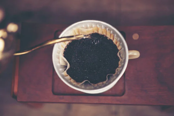 Barista kahve yapıyor, metot dökülüyor, kahve damlıyor..