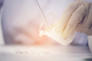 bilim adamı, organik doğal kozmetik ürün laboratuvarda test dermatolog. araştırma ve geliştirme Güzellik Cilt Bakımı kavramı