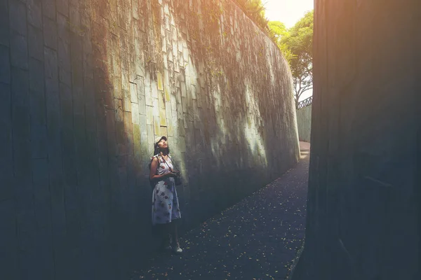 Κορίτσι Ταξιδιώτης Φωτογράφος Στο Φορτ Κονσερβοποίηση Πάρκο Σιγκαπούρη — Φωτογραφία Αρχείου