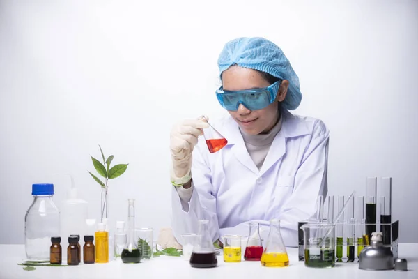 Científico Trabajando Laboratorio Máscara Protectora Tapa Examina Tubo Ensayo Con — Foto de Stock