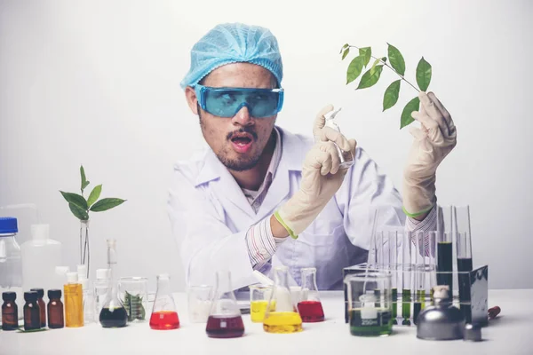 Cientista Louco Derrama Líquido Tubo Para Outro Tubo Fazendo Uma — Fotografia de Stock