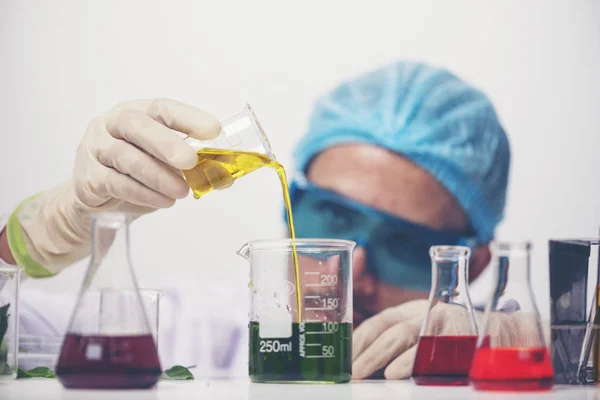 Laboratório Análise Cientista Com Pipeta Beaker Equipamento Químico — Fotografia de Stock