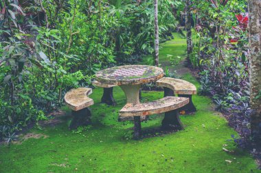 yeşil alan, bahçede belirlenen masa