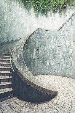 Ağaçlar ve doğa ile harmanlayarak bir merdiven.