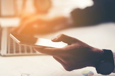 ofiste çalışmak için tablet smartphone kullanarak iş adamı