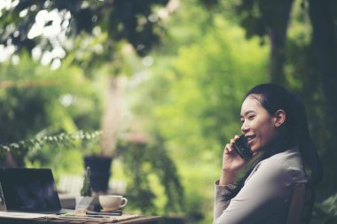 Sabah kahvesi ve açık bir kafede kahvaltı kavramı. Kimliği belirsiz bir genç kadın elinde
