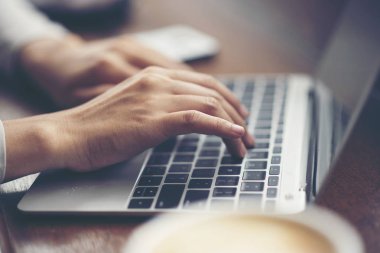 dizüstü bilgisayar, online iş pazarlama konsepti ile çalışan iş kadınları