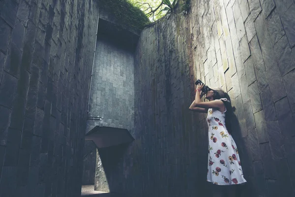 Junges Mädchen Reisenden Sitzt Auf Kreis Treppe Einer Wendeltreppe Von — Stockfoto