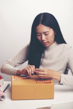 Depoda kutu ambalaj, çevrimiçi pazarlama kavramı eller