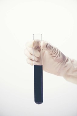 Kimyasal sıvı cam beyaz arka plan üzerinde bilim laboratuarı