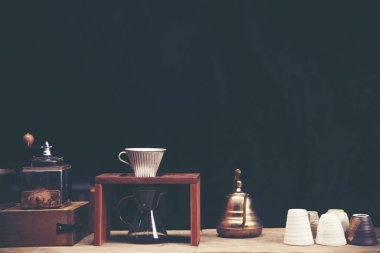 Kahve dükkanı kafe ekranda kahve barda damla kahve cam kitleri.