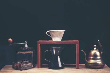 Kahve dükkanı kafe ekranda kahve barda damla kahve cam kitleri.