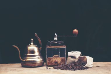 Kahve dükkanı kafe ekranda kahve barda damla kahve cam kitleri.