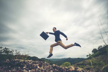 dağdan atlayan işadamı, iş adamı konsepti