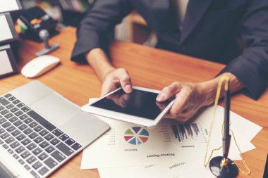 Dünya çapında insanlara wifi internet online bağlayan cep telefonu kullanarak el kadar yakın , İletişim online bağlantı konsepti