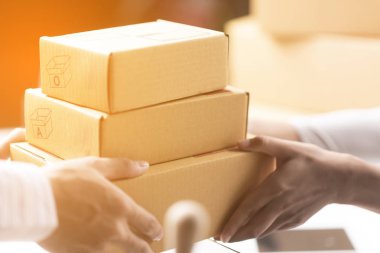 Mutlu işkadını office bir masada oturan bir paket alma