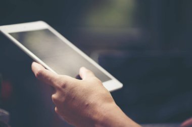 ofiste çalışmak için tablet smartphone kullanarak iş adamı