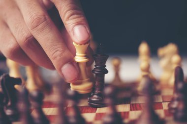 Rekabet başarısı oyununda satranç figürünün hareket eden eli. strateji, yönetim veya liderlik kavramı
