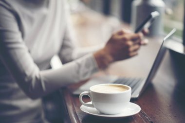 iş kadınları iş için akıllı telefon kullanarak