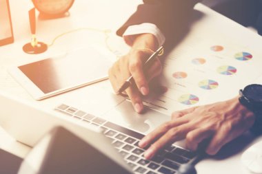 modern ofiste akıllı telefon ile çalışan işadamı