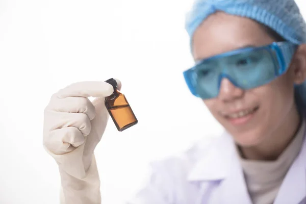 Junge Technikerin Oder Wissenschaftlerin Lädt Flüssige Probe Reagenzglas Mit Kunststoffpipette — Stockfoto