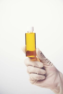 Kimyasal sıvı cam beyaz arka plan üzerinde bilim laboratuarı