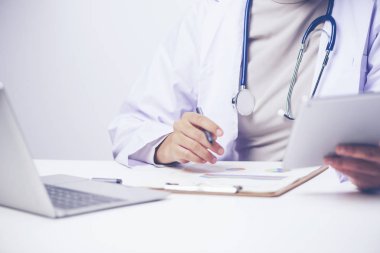 araştırmacılar sağlık yaşam bilimleri laboratuarında çalışıyor. Hazırlama ve mikroskop slaytlar araştırma laboratuarında analiz genç kadın araştırma bilim adamı