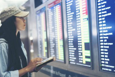 kadın el kullanarak akıllı telefon, mobil ödeme online alışveriş, omni klavye bilgisayar yerleştirme