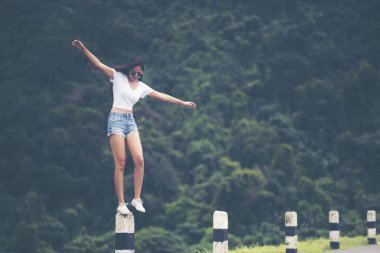 Doğa, dağ ve orman, doğa sahne çerçevede ile mutlu kadın genç güzel kız portresi