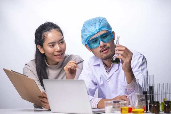 Tudósok Tanul Kozmetikai Kutató Laboratóriumában — Stock Fotó