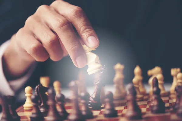 Бизнесмен Играет Шахматы Концепция Бизнес Стратегии Тактики — стоковое фото